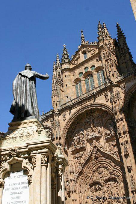 Statua di fronte Portada del Nacimento, facciata ovest, Cattedrale Nueva, Salamanca - Spagna