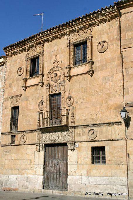 Veduta della facciata della Casa de las Muertes, Salamanca - Spagna