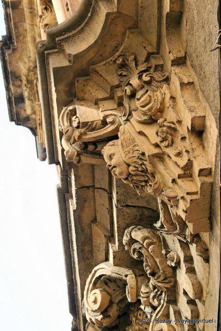 Dettaglio architettonico sotto la finestra Bordadores Calle Salamanca - Spagna