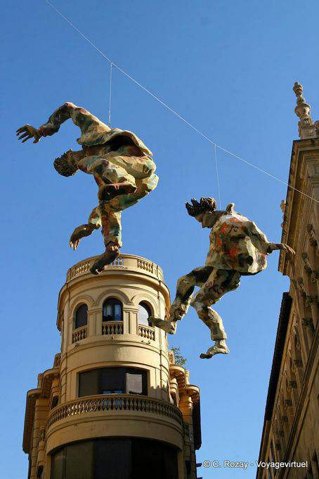Acrobats di carta, piazza Bandos, Salamanca - Spagna