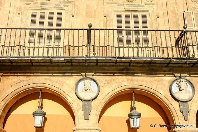 Salamanca, lanterne Plaza Mayor e medaglioni - Spagna