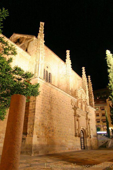Salamanca, la notte l'illuminazione Sancti Spiritus in chiesa - Spagna