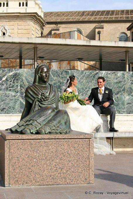Newlywed dietro la statua, Plaza del Pilar, Zaragoza - Spagna