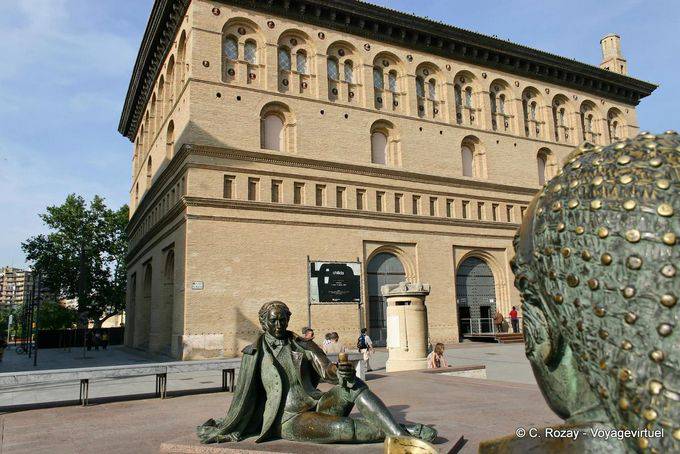 Bronzi seduto davanti alla Lonja, Plaza del Pilar, Zaragoza - Spagna