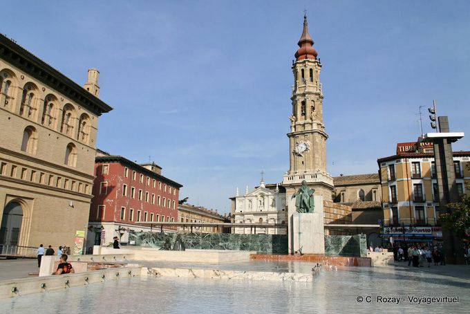 Panorama della Lonja e Seo da Plaza del Pilar, Zaragoza - Spagna
