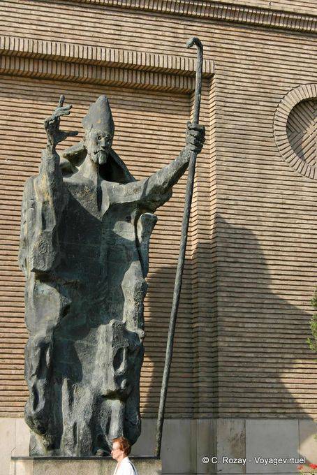 Enorme statua religiosa, Plaza del Pilar, Zaragoza - Spagna