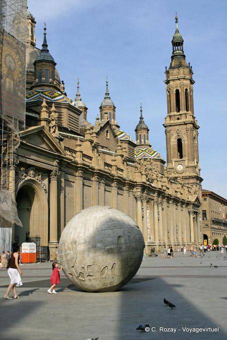Globo Terraqueo di hormigón, opera di Francesco Rallo Lahoz, prima che la Basilica de Nuestra Señora del Pilar, Saragozza - Spagna