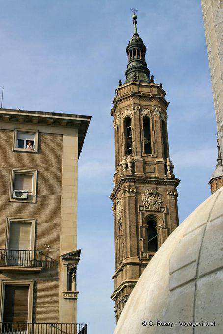 Un'altra vista di un campanile della Basilica del Pilar, Saragozza - Spagna