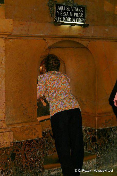 Aqui y venera besa el Pilar puesto por la Virgen, retro della cappella della Virgen del Pilar, Saragozza - Spagna