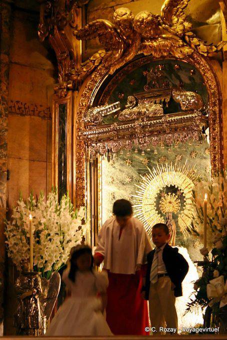 I bambini di fronte Santa Columna, Santísima Imagen de Nuestra Señora del Pilar, Saragozza - Spagna