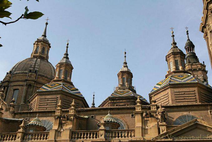Piastrelle smaltate sulle cupole della barocca Basilica del Pilar, Saragozza - Spagna