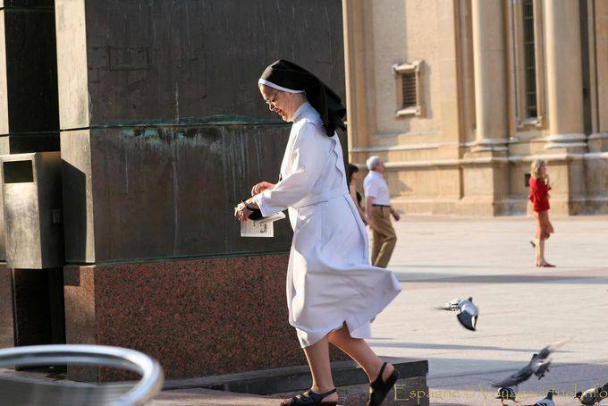 Nun sulla Plaza del Pilar, Zaragoza - Spagna