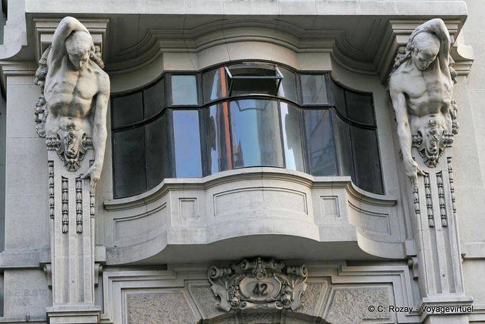 Atlas pietra in balcone, 42 Calle del Coso, di fronte alla calle Alfonso 1, Zaragoza - Spagna