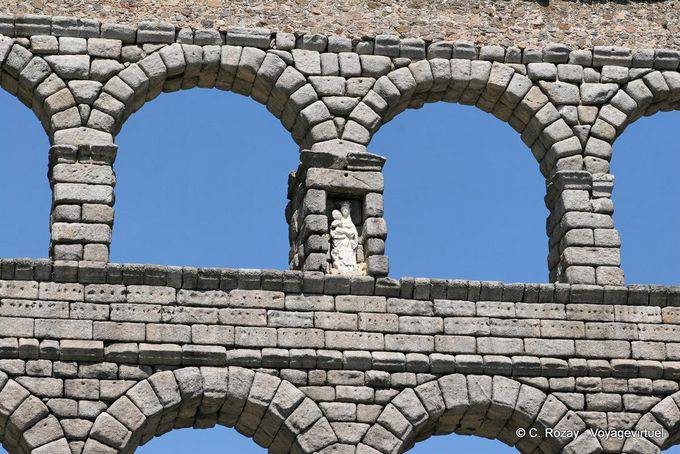 Acquedotto, Virgin tra blocchi di granito, Segovia - Spagna