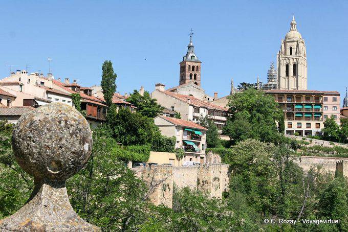 Vista delle torri della Cattedrale e San Esteban da Alcazar, Segovia - Spagna