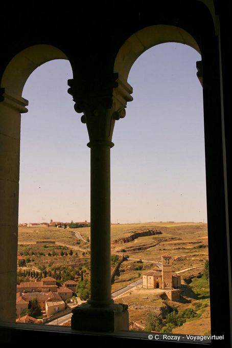 Convento de Carmelitane Scalze e Iglesia de la Vera Cruz, vista dalla torre Giovanni II del Alcazar, Segovia - Spagna
