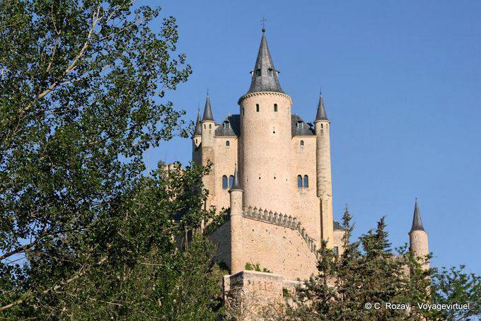 Alcazar di Segovia, costruita su una roccia scavata dal fiume Eresma e Clamores - Spagna