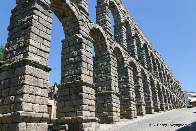 Acquedotto di Segovia composto da blocchi di granito assemblati a secco - Spagna
