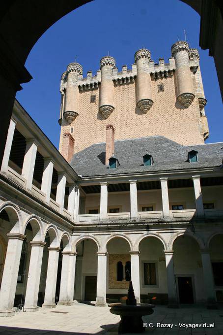 Cortile di fronte alla Torre di Giovanni II, Alcazar, Segovia - Spagna