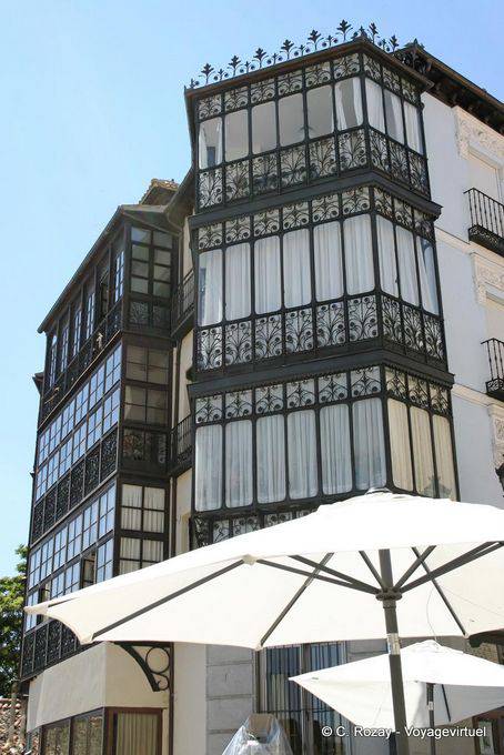 Balconi in ferro battuto tipici, all'angolo di Calle Cervantes e Juan Bravo, Segovia - Spagna