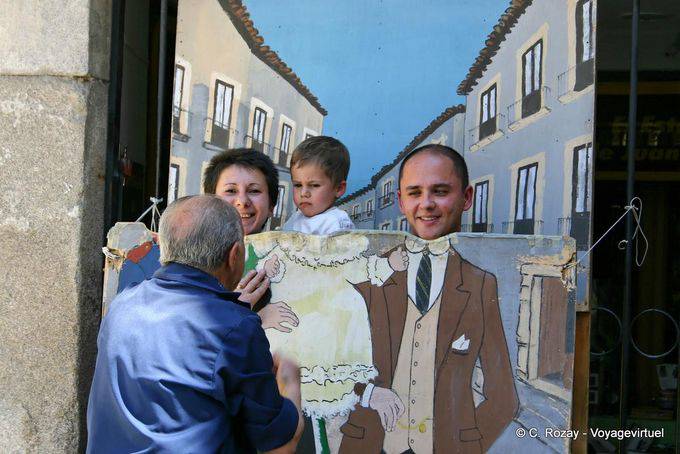 Risate per la fotografia trompe-l'oeil, Plaza San Martin, Segovia - Spagna