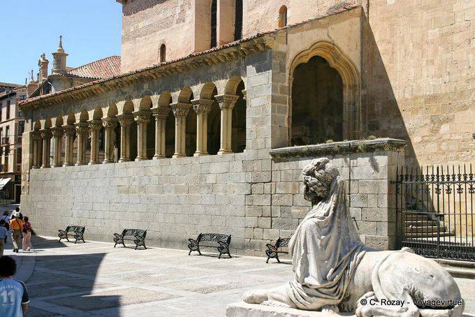 Veduta esterna del Portico de la Iglesia de San Martin, Segovia - Spagna