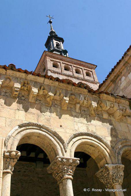 Archi chiostro esteri e il campanile di San Martin, Segovia - Spagna