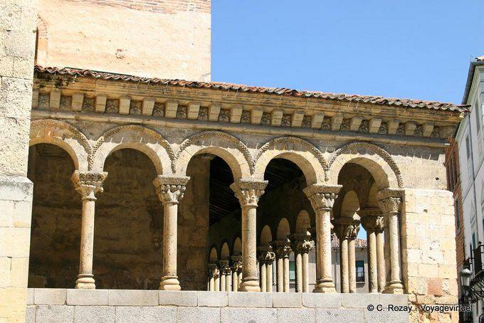 Arcate del portico intorno al Iglesia San Martin, Segovia - Spagna