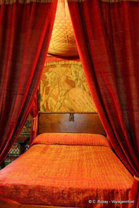 Camera Reale, letto in noce gotica con un baldacchino di broccato, Alcazar, Segovia - Spagna