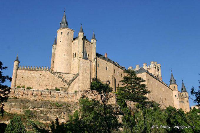 Alcazar visto dalla Calle Cuesta de Los Hoyos, Segovia - Spagna
