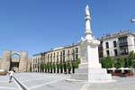 La guardia nella piazza, Puerta de San Vicente, Ávila, Spagna.