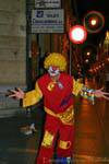 Clown in una strada pedonale, León, Spagna.