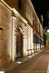 Portico in strada illuminata, León, Spagna.