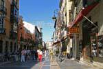 Passeggiata in Calle Ancha, via pedonale, León, Spagna.