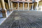 Pavimentazioni nel piccolo chiostro del Vescovado di Leon, Spagna.