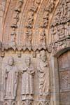 Statue a sinistra della porta di San Juan, fronte occidentale, la Cattedrale di León, Spagna.