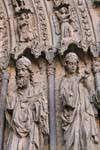 Statue senza mani e angeli, scultura porta, Cattedrale di León, Spagna.