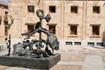 L'arte moderna, statua di metallo, Plaza Anaya, Salamanca, Spagna.