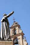 Statua cattolica di fronte alle cicogne campanile, Salamanca, Spagna.