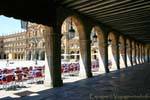 Sotto i portici della Plaza Mayor, Spagna.