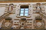 Scultura sulla facciata Calle Zamora, Salamanca, Spagna.