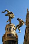 Acrobats di carta, piazza Bandos, Salamanca, Spagna.