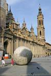 Globo Terraqueo di hormigón, opera di Francesco Rallo Lahoz, prima che la Basilica de Nuestra Señora del Pilar, Saragozza, Spagna.