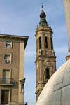 Un'altra vista di un campanile della Basilica del Pilar, Saragozza, Spagna.