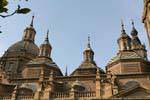 Piastrelle smaltate sulle cupole della barocca Basilica del Pilar, Saragozza, Spagna.