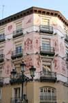 Edificio decorato, angolo Calle Espoz y Mina, Calle Fray Juan Cebrian, Zaragoza, Spagna.