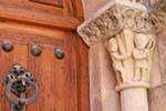 Pilastro del torturato e porta frusta battente, Segovia, Spagna.