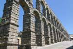 Acquedotto di Segovia composto da blocchi di granito assemblati a secco, Spagna.