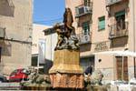 Fontana del Leone, con i bambini in possesso di un pesce, Plaza San Martin, Segovia, Spagna.