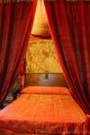 Camera Reale, letto in noce gotica con un baldacchino di broccato, Alcazar, Segovia, Spagna.